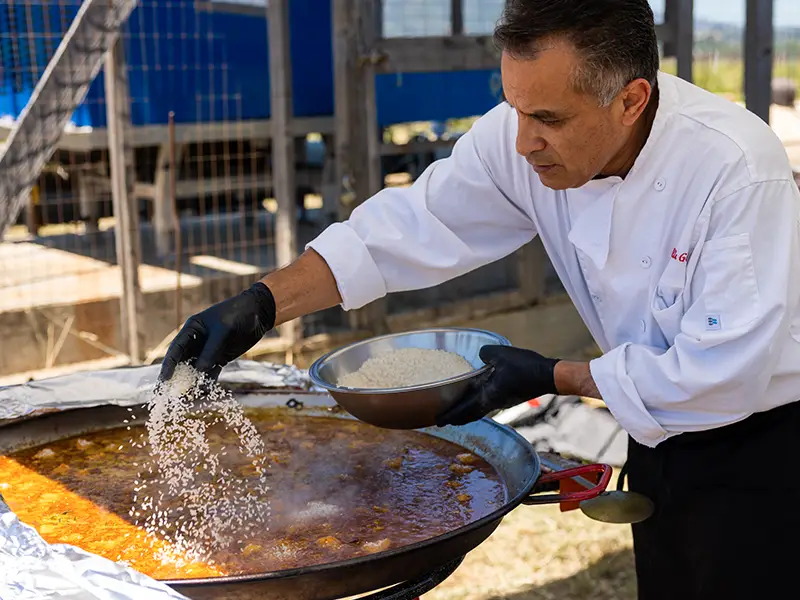 the chef making a large pan of paella at the Eco Terreno party to celebrate the old vines aged at 50 years